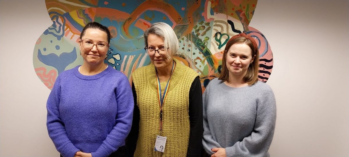 Bibliotekarier Sara Nordlund-Laurent, Ann-Kristin Åvall och Antonia Ingvall.  