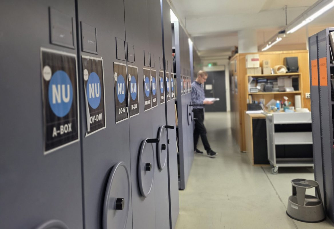 Arkivhyllor i musikmagasinet.