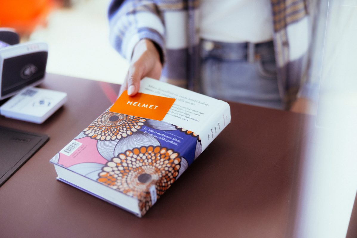 Kirjastokortti kirjan päällä