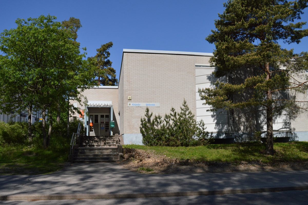 Entrance to Laaksolahti Library.