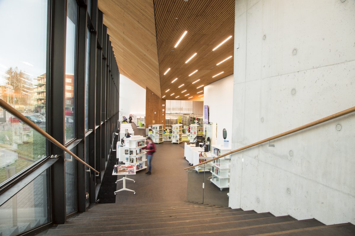 Interiörvy av Månsas bibliotek.
